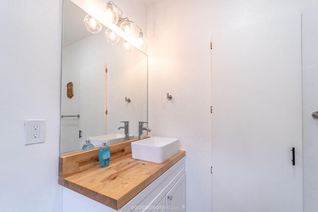 Building Photo - ADORABLE 3 bedroom!