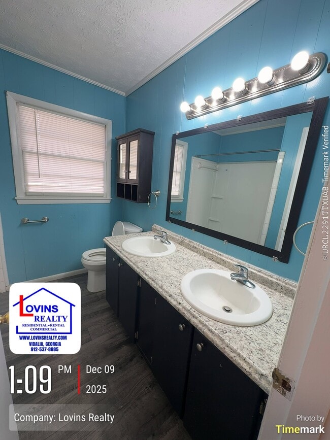 Building Photo - 2106 N Maple Dr