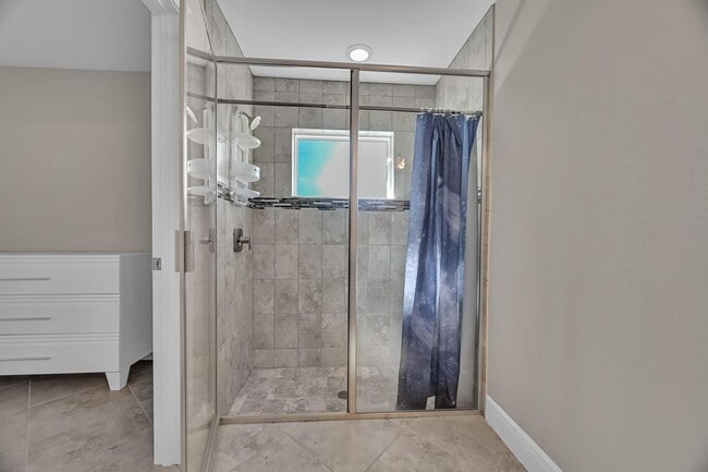 Building Photo - 713 SE East Ave