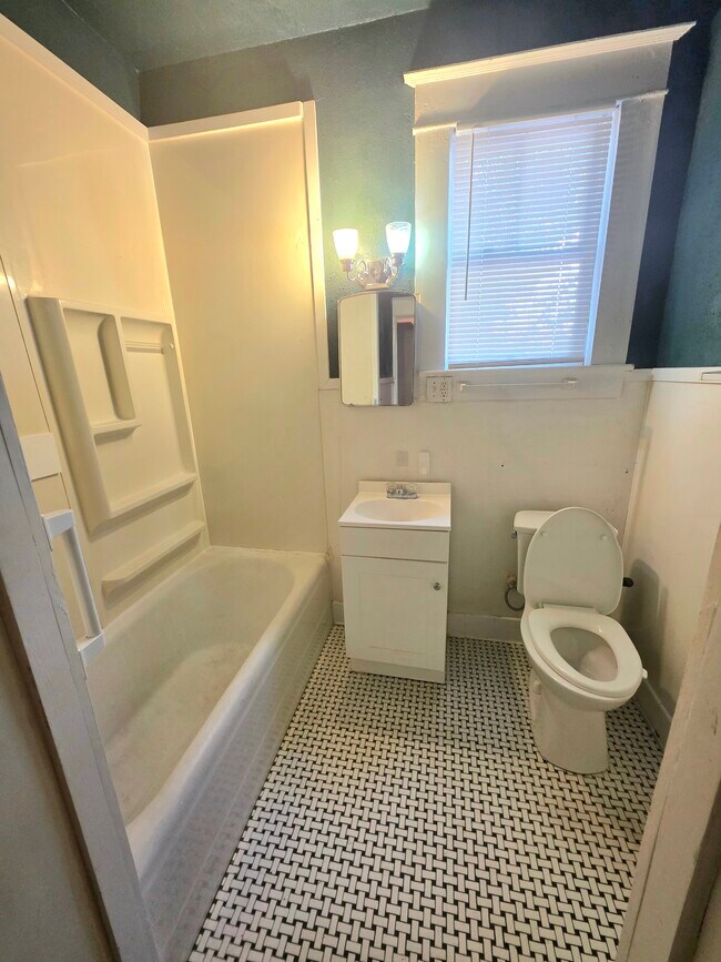 Building Photo - Kenan Street