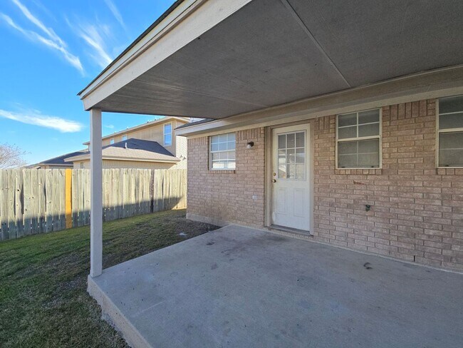 Building Photo - RENT SPECIAL - AVAILABLE NOW!