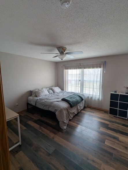 Master bedroom - 6186 S Pointe Dr SW