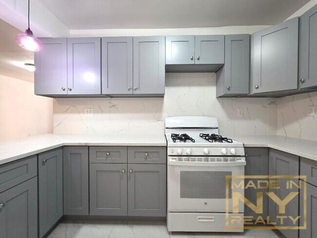 Building Photo - 3 bedroom in KEW GARDENS NY 11415