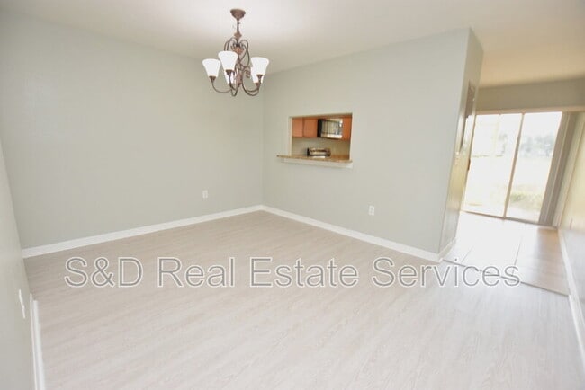 Building Photo - 515 Sandstone St