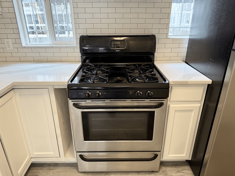 Gas Stove/Oven - 4228 Lockwood Ave