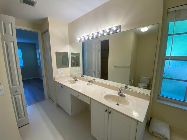 Building Photo - 4456 Regal Ct