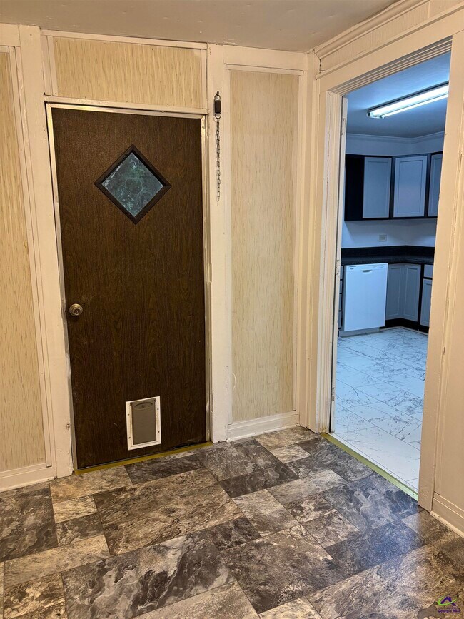 Building Photo - 122 Tinker Blvd