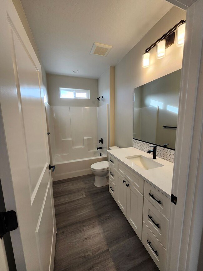 Building Photo - 3 bed, 2 bath- Kennewick Location!