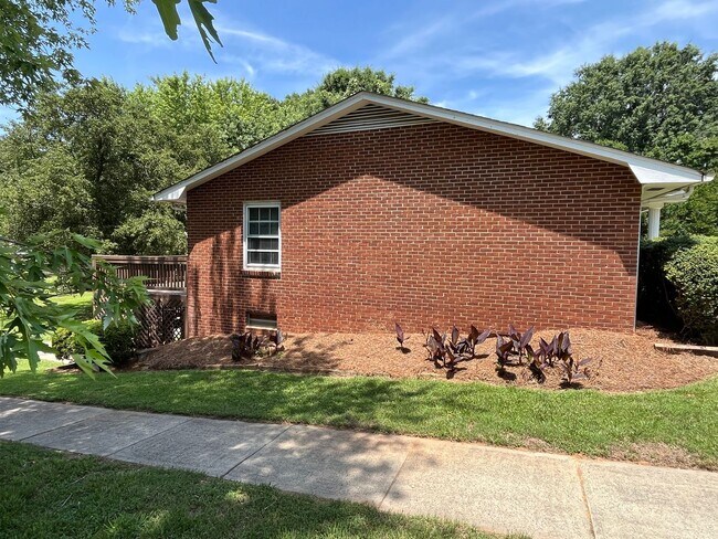 Building Photo - Spacious 4-Bedroom 3-Bathroom Brick Home in Arcadia Area