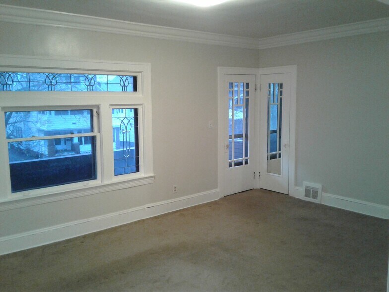 Building Photo - 1673 Victoria Ave