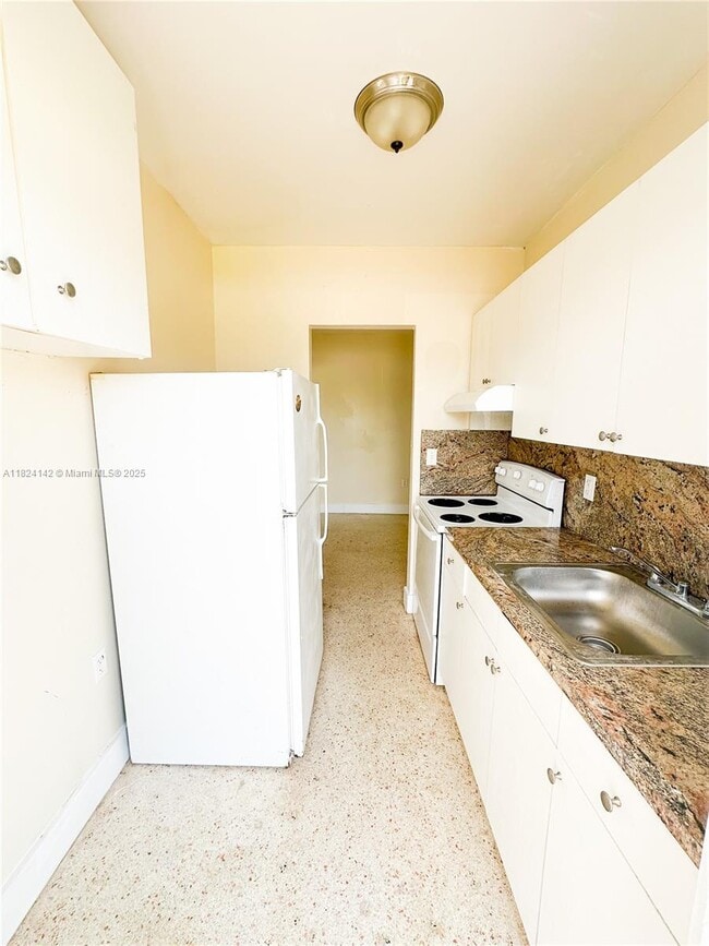 Building Photo - 2140 Bay Dr