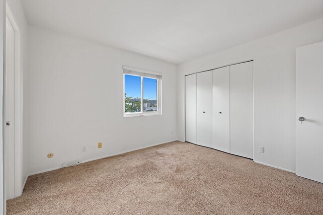 Building Photo - 5430 Linda Vista Rd