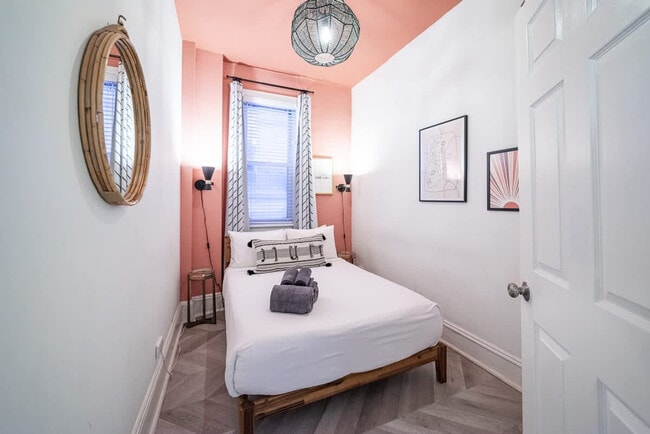 Building Photo - 1411 W Grand Ave