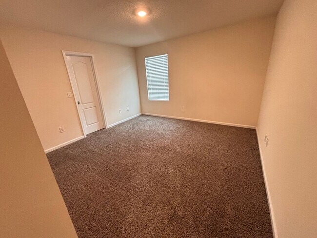 Building Photo - Beautiful 2 Bed, 2.5 Bath Townhome with Water View