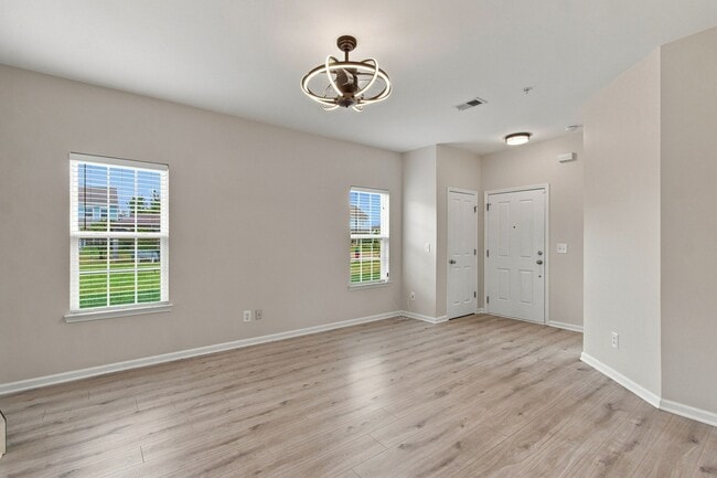 Building Photo - 2055 Hemlock Dr