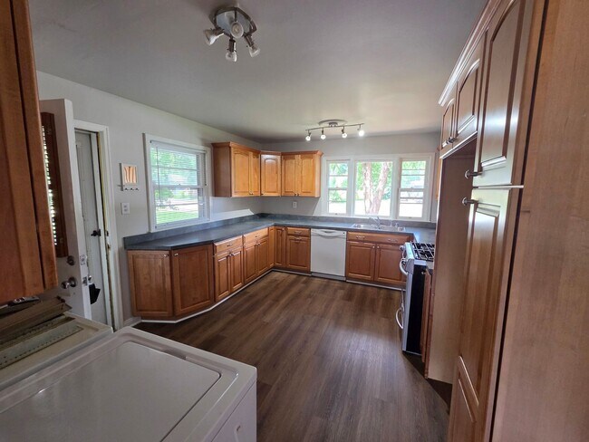 Building Photo - 3135 Rosedale Blvd