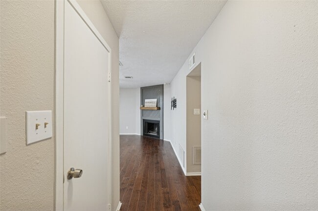Building Photo - 95 Marabou Pl