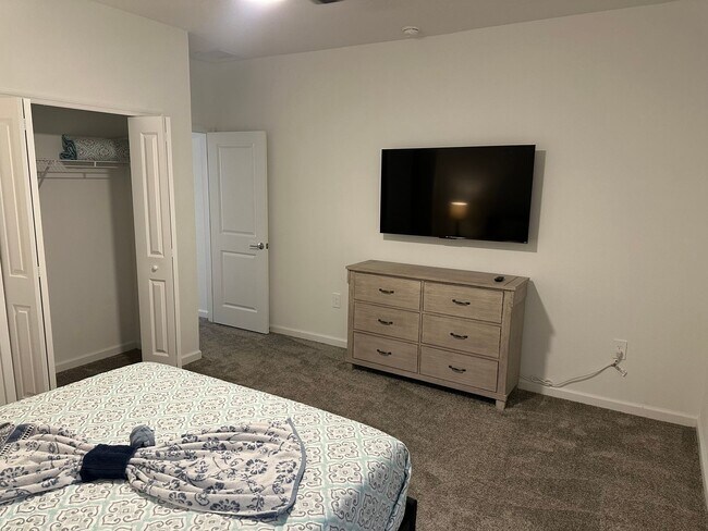 Building Photo - Spacious 4 bedroom 2.5 Bath, Fully Furnish...