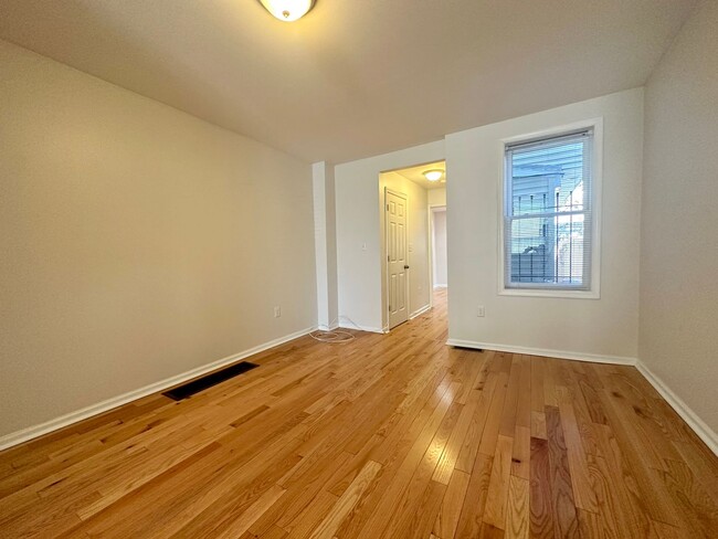Building Photo - Apartment in Upper Fells Point!
