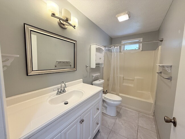 Building Photo - 2 Bedroom & 2Bathroom in Spring Lake