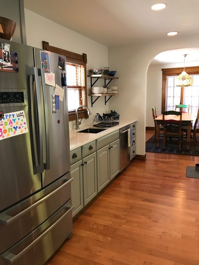 Building Photo - Updated 3 Bed 2 Bath Victorian Style Townhome