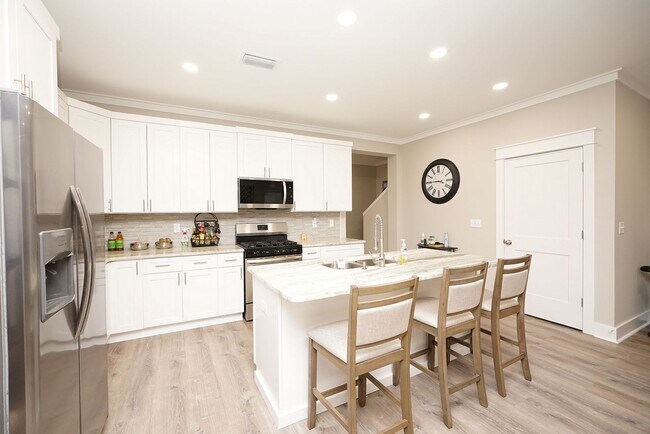 Building Photo - Newer Townhome Conveniently Located Near E...
