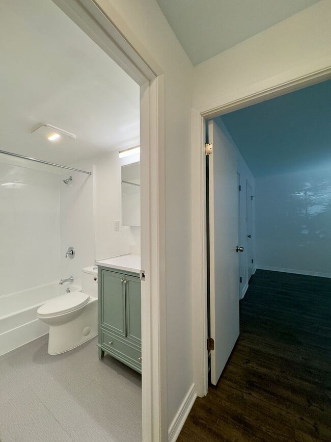 Building Photo - Charming and Spacious One Bedroom in Homeland Southway!