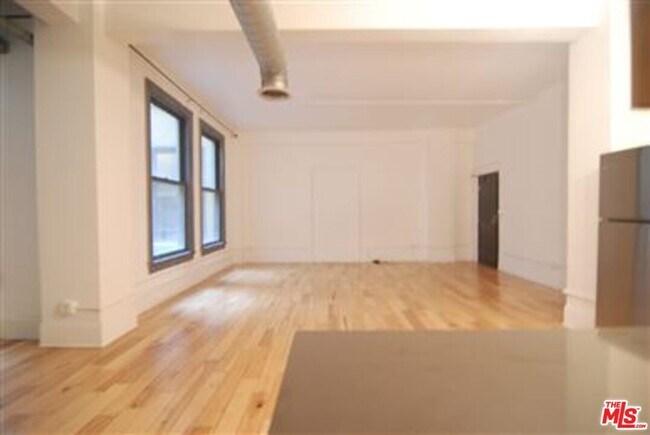 Building Photo - 108 W 2nd St