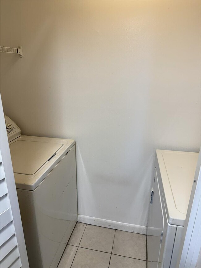 Building Photo - 1253 SW 46th Ave