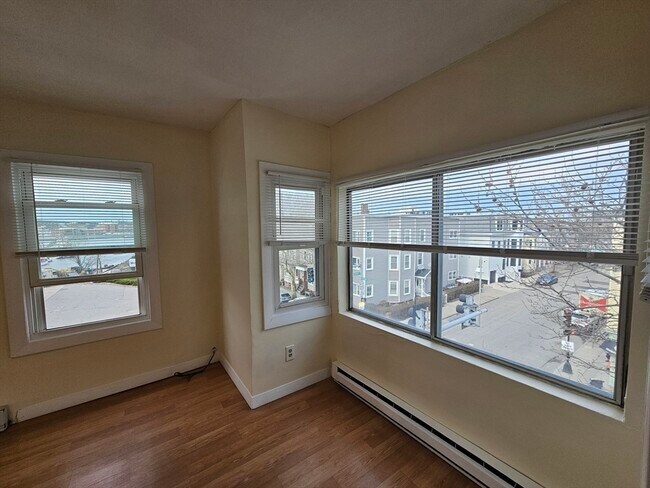 Building Photo - 464 Meridian St