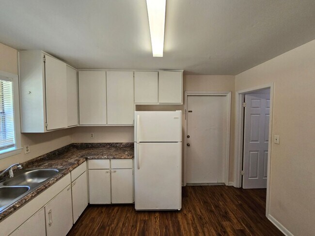 Building Photo - 2 bedroom 1 bath available for rent ~ trash and lawn care included!