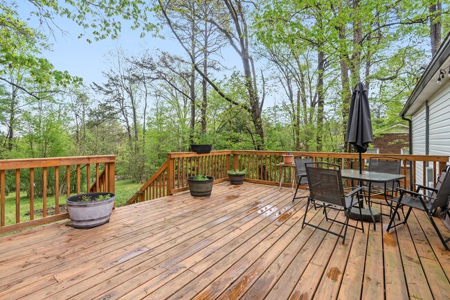 Building Photo - Nature Lovers 3 Bed 2 Bath Chapel Hill Ranch Available early August
