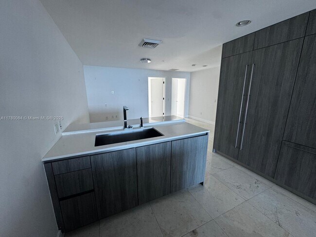 Building Photo - 350 Ocean Dr
