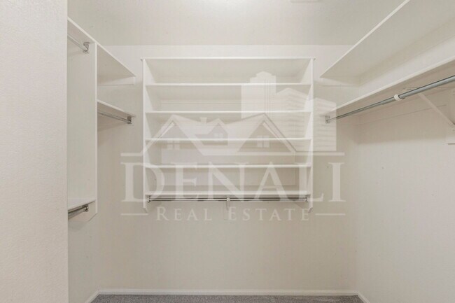 Building Photo - 1090 E Taylor Trail