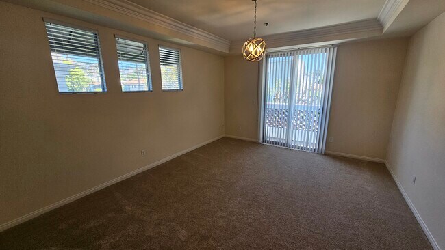 Primary Photo - 949 N Croft Ave