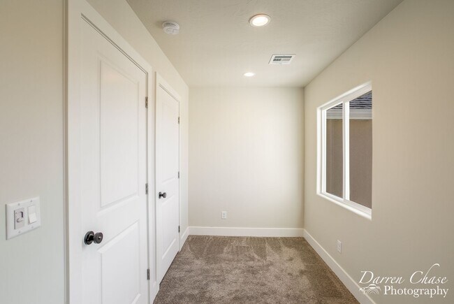 Building Photo - 4 bedroom, 2.5 bathroom townhome in Hurricane!