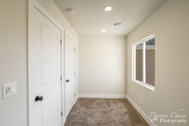 Building Photo - Beautiful!! End unit! 4 bedroom, 2.5 bathroom townhome in Hurricane!