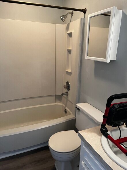 Bath number 1 - 112 Kelly Ct