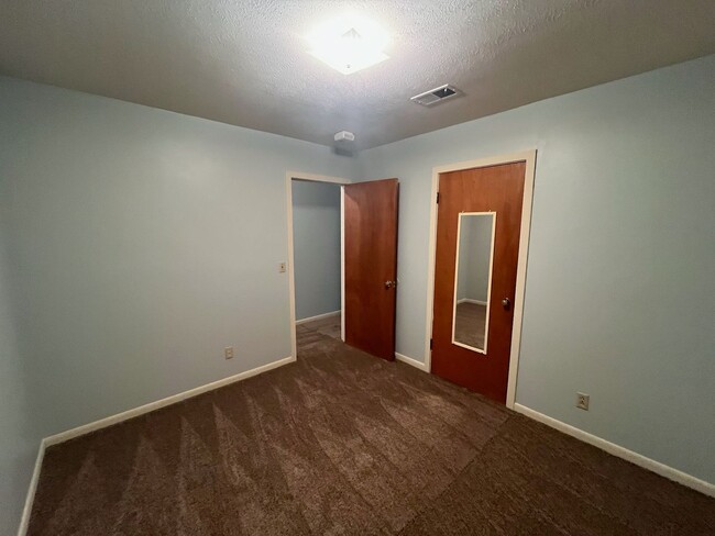 Building Photo - Comfort & Convenience: 3 Bedroom Home, Min...