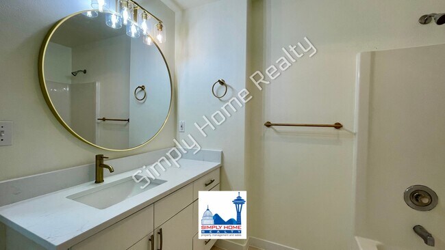 Building Photo - MOVE-IN READY LUXURY RENTAL - Beautifully Renovated 3 Bedroom, 2 Bathroom Duplex in Quiet Cul-de-...