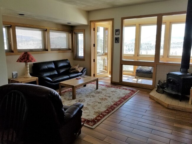 Building Photo - Summer Seasonal Rental- Retreat 433