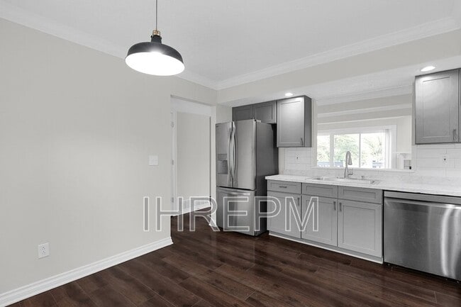 Building Photo - 7085 Muirfield Dr