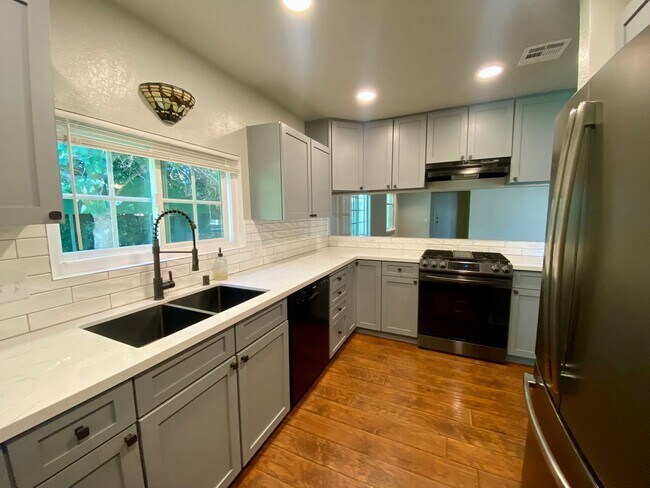 Building Photo - Charming, remodeled, country style home in private Simi Valley location.