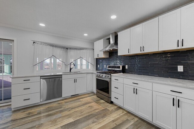 Building Photo - **3 Bedroom with a non-conforming and 2.5 bathrooms in Millard**