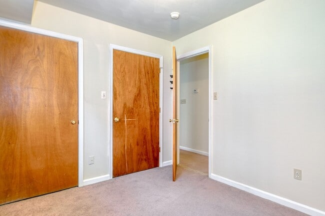 Building Photo - 2 bed/1 bath  Undergrads. On bus line. Pet Friendly.