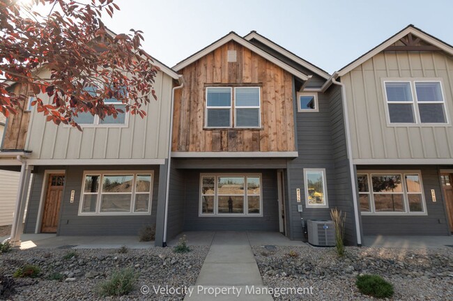 Building Photo - Beautiful New SW Redmond Townhome! Move in...