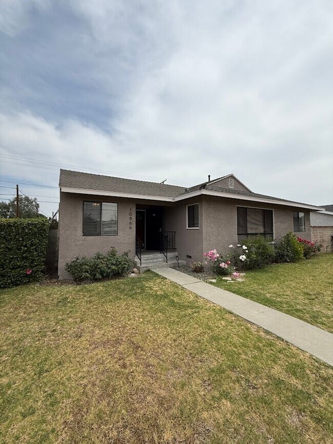 Building Photo - Beautiful 3 Bedroom, 2 Bathroom Granada Hills Home with Detached Garage!