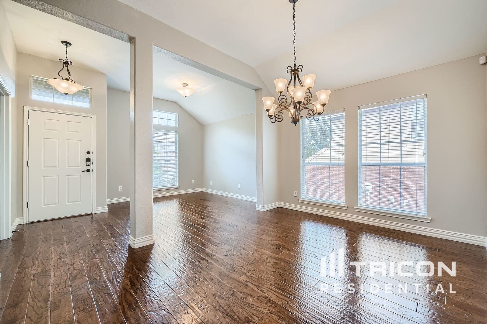 Building Photo - 2208 Knob Hill Dr