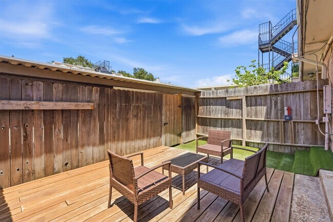 Building Photo - 450 N Post Oak Ln