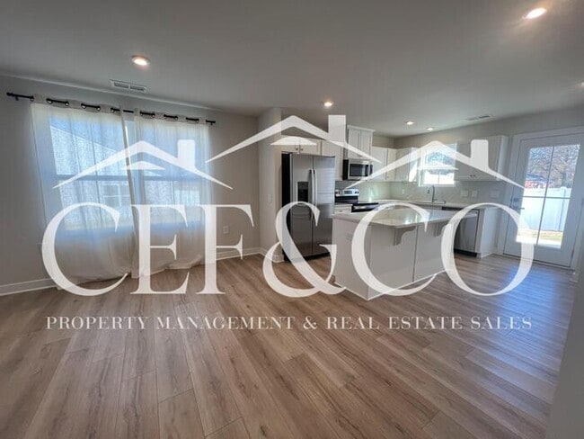 Building Photo - Spacious Townhome available in Spartanburg's East Side